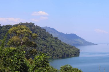 Dağın tepesinden deniz manzarası