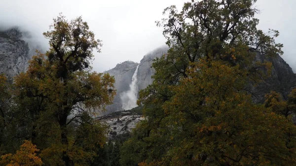 Berg Met Razende Waterval Herfststorm — Stockfoto