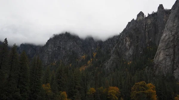 Piękny Jesienny Krajobraz Burzy Drzewami Chmurami — Zdjęcie stockowe