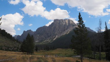 Yeşil nehir göllerinin yanındaki rüzgar nehri dağı