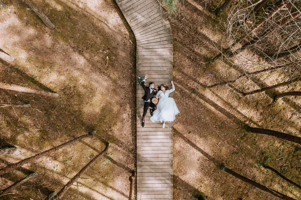 Dron Shora Manželka Manžel Spí Dřevěné Promenádě Lese — Stock fotografie