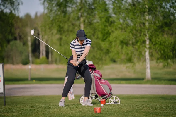 Golf Sahası Golf Sahası Sahası Nsanların Yaşam Tarzı Kadın Golf — Stok fotoğraf