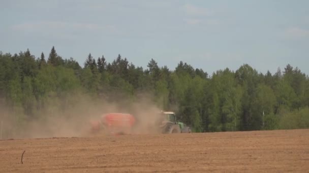 Agrícola Trabajo Primavera Tractor Con Grada Disco Montada Niveles Afloja — Vídeos de Stock