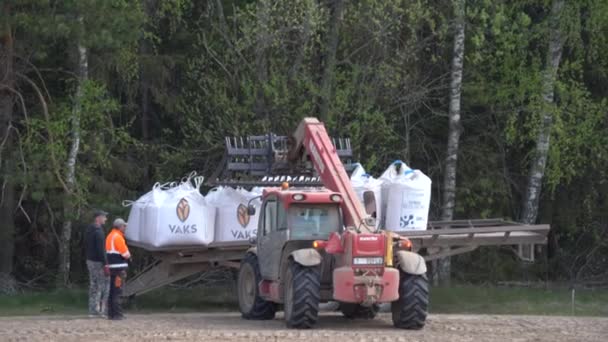 拖拉机用谷物填满种子钻头 — 图库视频影像