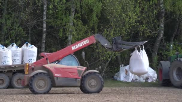 Traktor Mengisi Bor Biji Dengan Gandum — Stok Video
