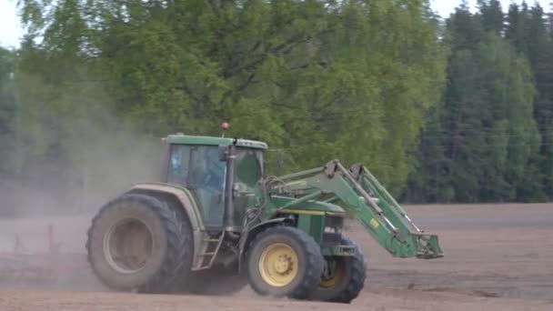 농업용수 디스크가 트랙터가 수준을 낮추고 토양을 느슨하게 — 비디오