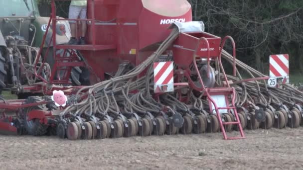 Landwirtschaft Ackerbau Traktor Saatmaschine Feld Sämaschine Dorfpflanzer Landarbeit Mähdrescher Bodenbearbeitung — Stockvideo