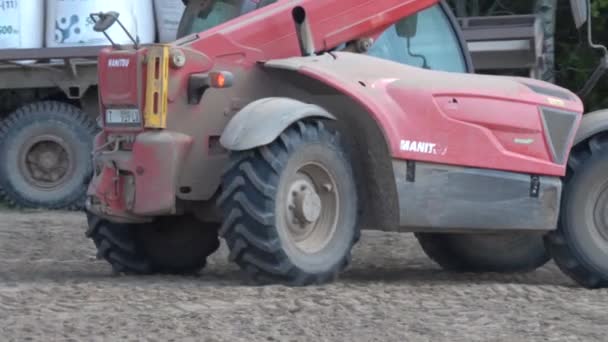 トラクターは種のドリルを穀物で満たし — ストック動画