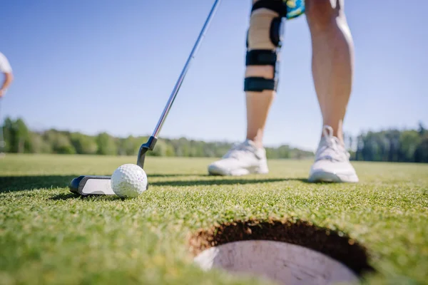 Desporto Saudável Fechar Golfista Mulher Desportiva Foco Colocando Bola Golfe — Fotografia de Stock