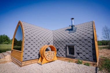 Yakacak odun, igloo saunasının yakınındaki yuvarlak bir fıçıya konur.
