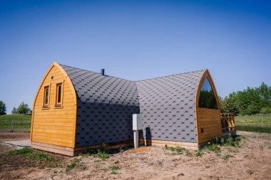 Igloo saunası, gölün kıyısında tahta kaldırımlı.