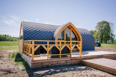 Igloo saunası, gölün kıyısında tahta kaldırımlı.