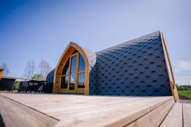 Igloo saunası, gölün kıyısında tahta kaldırımlı.