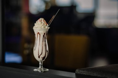 Dondurma, köpüklü milkshake, yanında krema ve çikolata sosu. Taze içecek.. 