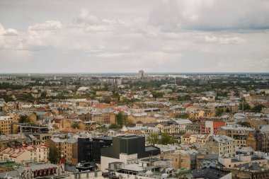 Kalabalık kalabalıklar ve Riga 'nın ilham verici mimarisi ile dolu antik bir şehirdeki yerleşim bölgesinin havadan görünüşü.