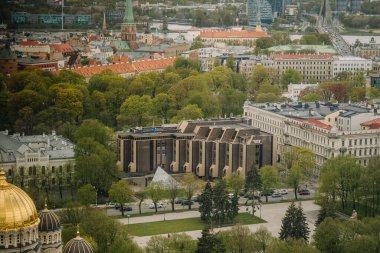 Kalabalık kalabalıklar ve Riga 'nın ilham verici mimarisi ile dolu antik bir şehirdeki yerleşim bölgesinin havadan görünüşü.