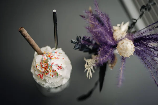 배경에 아이스크림 칵테일 과밝은 자주색 스튜디오 설정에 — 스톡 사진