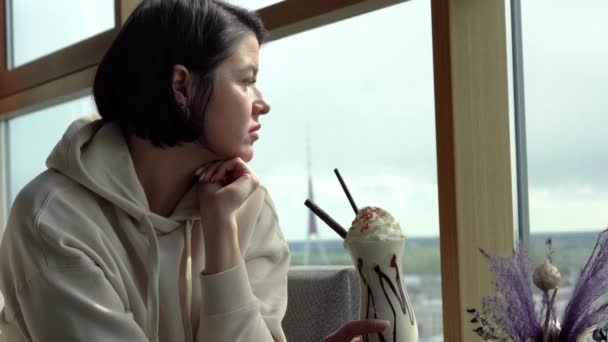 Zbliżenie Szczęśliwej Kobiety Pijącej Koktajl Kawiarni Kawiarni Najwyższym Piętrze Widok — Wideo stockowe