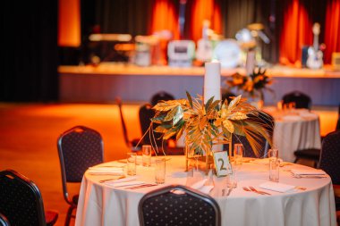 büyük boş modern toplantı, seminer, salondaki konferans odası (yuvarlak masa)