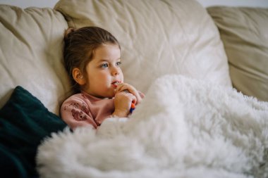 Küçük kız pembe diş fırçalama Divan