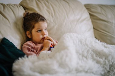 Küçük kız pembe diş fırçalama Divan