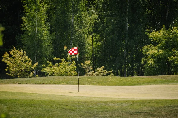 Bandeira Quadriculada Vermelha Branca Campo Golfe — Fotografia de Stock