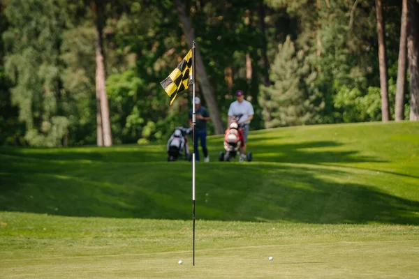 Bandiera Scacchi Gialla Nera Nel Campo Golf — Foto Stock
