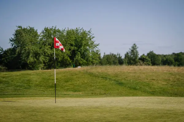 Golf Sahasında Kırmızı Beyaz Kareli Bayrak — Stok fotoğraf