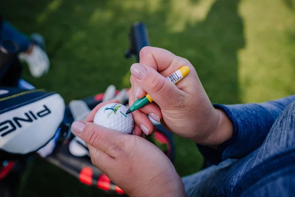 Golfista Označí Svůj Golfový Míček Před Soutěží — Stock fotografie