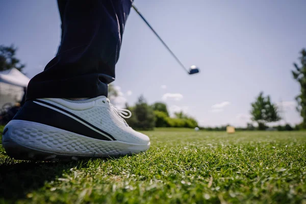 Primer Plano Del Zapato Golfista Jugador Haciendo Tiro —  Fotos de Stock