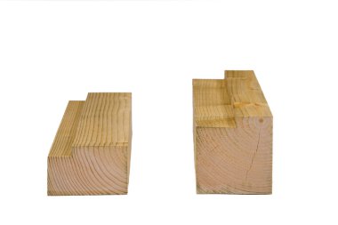 Çeşitli boyutlarda, öğütülmüş tahta levhalar.