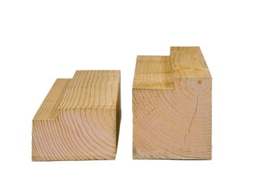 Çeşitli boyutlarda, öğütülmüş tahta levhalar.