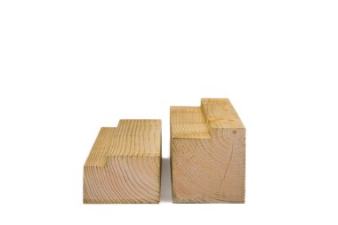 Çeşitli boyutlarda, öğütülmüş tahta levhalar.