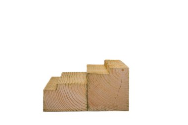 Çeşitli boyutlarda, öğütülmüş tahta levhalar.