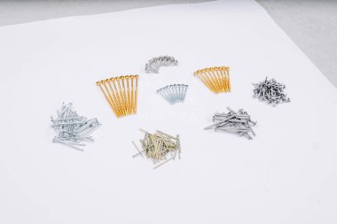 Beyaz arka planda çeşitli vidalar, izole vidalar seti.