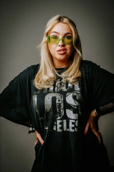 Ein Blondes Mädchen Mit Grüner Brille Und Dunkler Kleidung Wird — Stockfoto