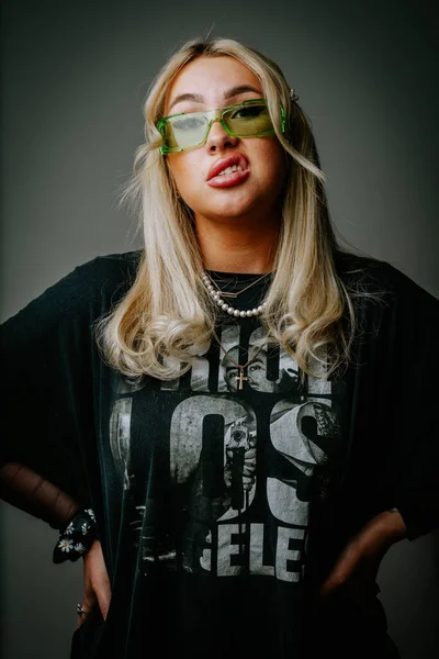 Ein Blondes Mädchen Mit Grüner Brille Und Dunkler Kleidung Wird — Stockfoto
