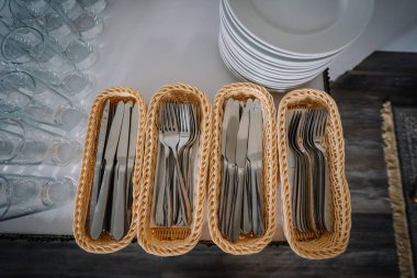 Çatal bıçak. Sepetlerdeki çatallar ve bıçaklar. Masa kurulumu için tabak depolama. Ev, mutfak ve restoran için mal dükkânı