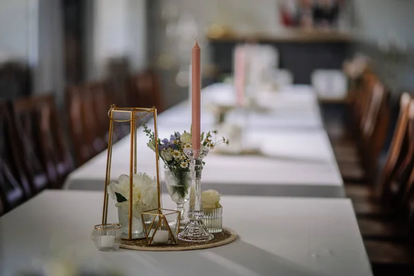 テーブルの上の花瓶の新鮮な花 ガラス瓶のレセプションでの結婚式の花のアレンジメント ガラス瓶のバラと牡丹 白い背景 現代の納屋の結婚式 — ストック写真