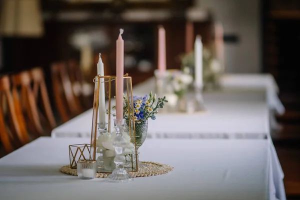 テーブルの上の花瓶の新鮮な花 ガラス瓶のレセプションでの結婚式の花のアレンジメント ガラス瓶のバラと牡丹 白い背景 現代の納屋の結婚式 — ストック写真