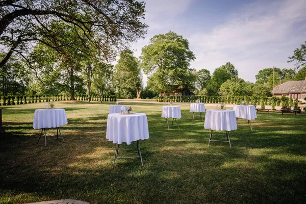 Runde Tische Mit Weißen Tischdecken Auf Einem Schönen Grünen Rasen — Stockfoto