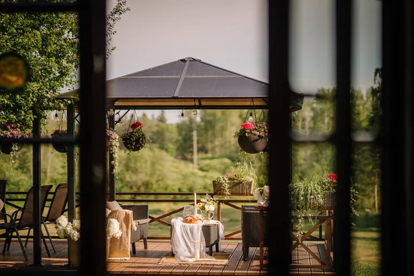 Ein Weißer Tisch Wird Auf Der Terrasse Gedeckt Und Sommer — Stockfoto