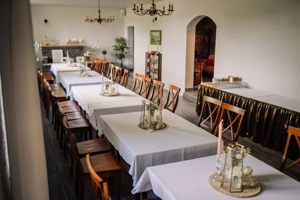 Tische Mit Weißen Tischdecken Sind Für Das Fest Vorbereitet — Stockfoto