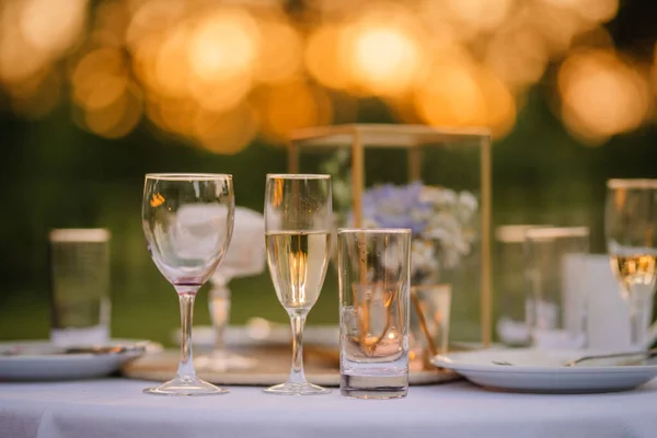 Leere Gläser Auf Dem Hochzeitstisch Bei Sonnenuntergang — Stockfoto