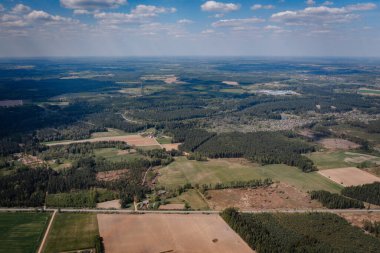 Yazın ilk yıllarında yeşil tarlaların üzerindeki hava manzarası ve havadan gelen çift katlı at arabası..