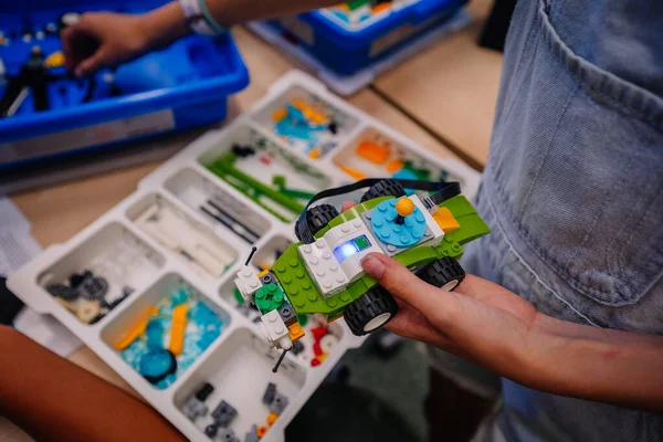 Close Widok Ostrości Plastikowego Samochodu Zabawki Bloków Podczas Gdy Mały — Zdjęcie stockowe