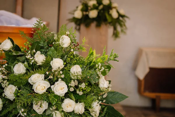 White Wreath Roses Needles Funeral Coffin Says Goodbye War Victims — Stock Photo, Image