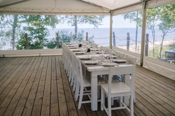 Ein Weiß Gedeckter Tisch Für Eine Veranstaltung Unter Einem Weißen — Stockfoto