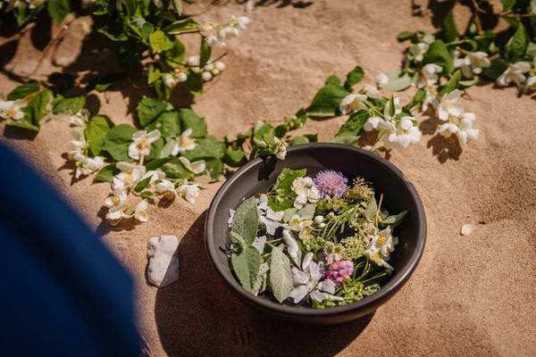 Ένα Πήλινο Μπολ Νερό Για Λουλούδια Τοποθετείται Στην Άμμο Της — Φωτογραφία Αρχείου