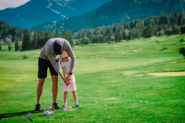 Golflektioner Golf Instruktör Ger Spellektion Till Ung Flicka — Stockfoto